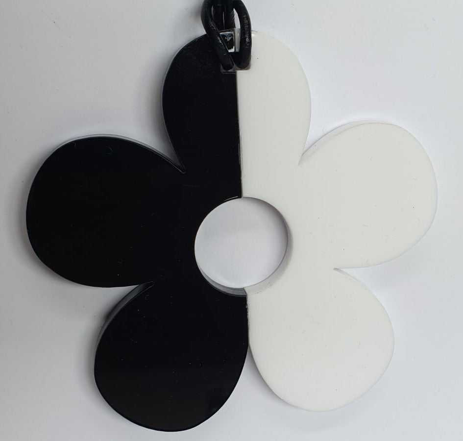 Black and White Retro Large Daisy Circle Necklace - TWO BLONDE BOBS Accessories LUMA NZ